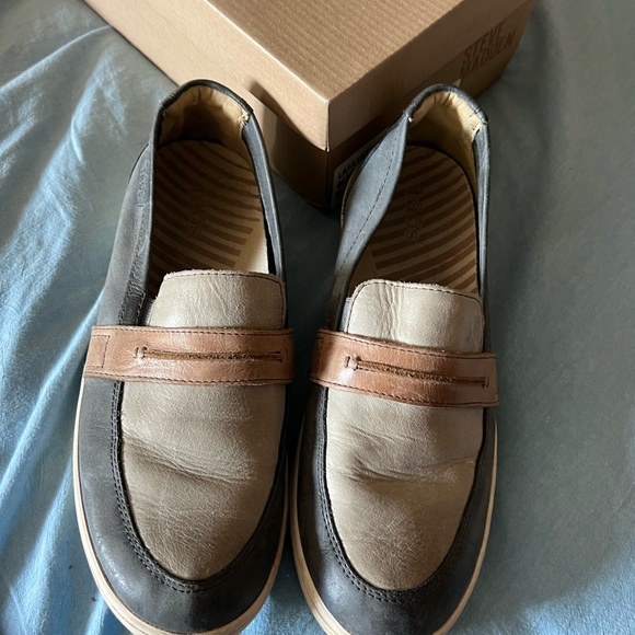 Taos Footwear Upward Two-Tone Leather Slip-On Loafers in Distressed Steel/Taupe - Picture 3 of 8